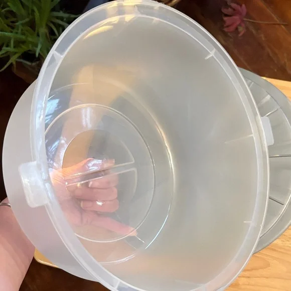 Sterilite Portable Latching Cake Server – Round White & Clear Carrier - Picture 6 of 7